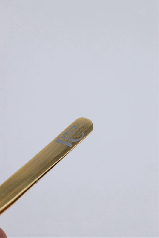 POINTED PRECISION EYEBROW TWEEZER